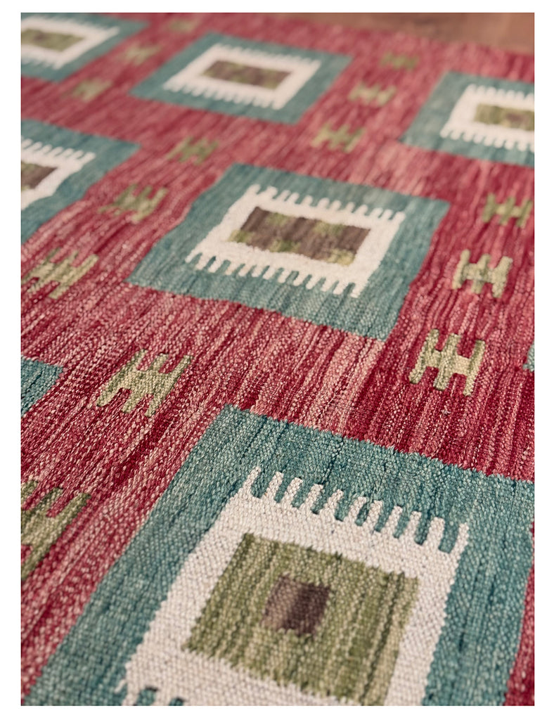 SCANDINAVIAN KILIM RUG - 176cm x 127cm (5’9 x 4'2)